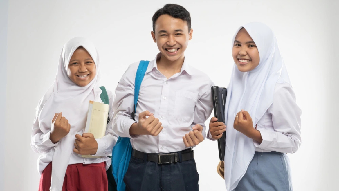 perlengkapan-sekolah-yang-harus-dibawa-saat-back-to-school-seragam-atribut-blog-axiooworld